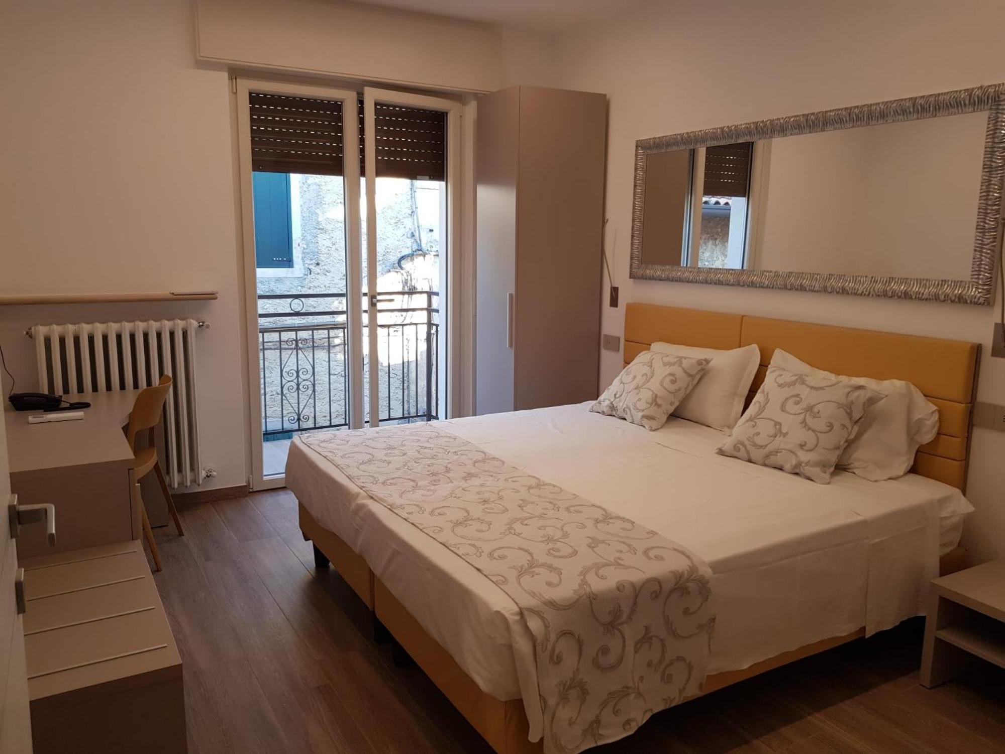 ברנצונה סול גארדה Hotel Pace מראה חיצוני תמונה